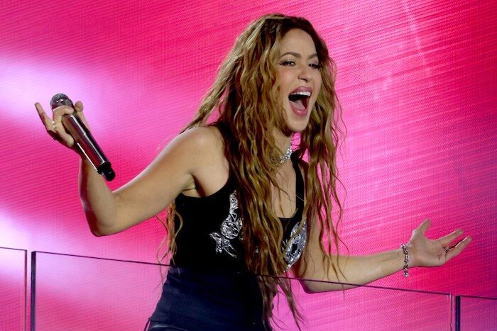 Shakira zářila s Tiffany & Co. ve slavné Tonight Show a na nečakaném koncertě